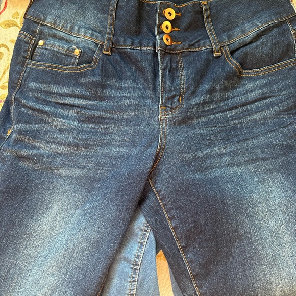 A lot of FIVE size 12 women’s jeans. Some still have tags on. - Picture 6 of 8